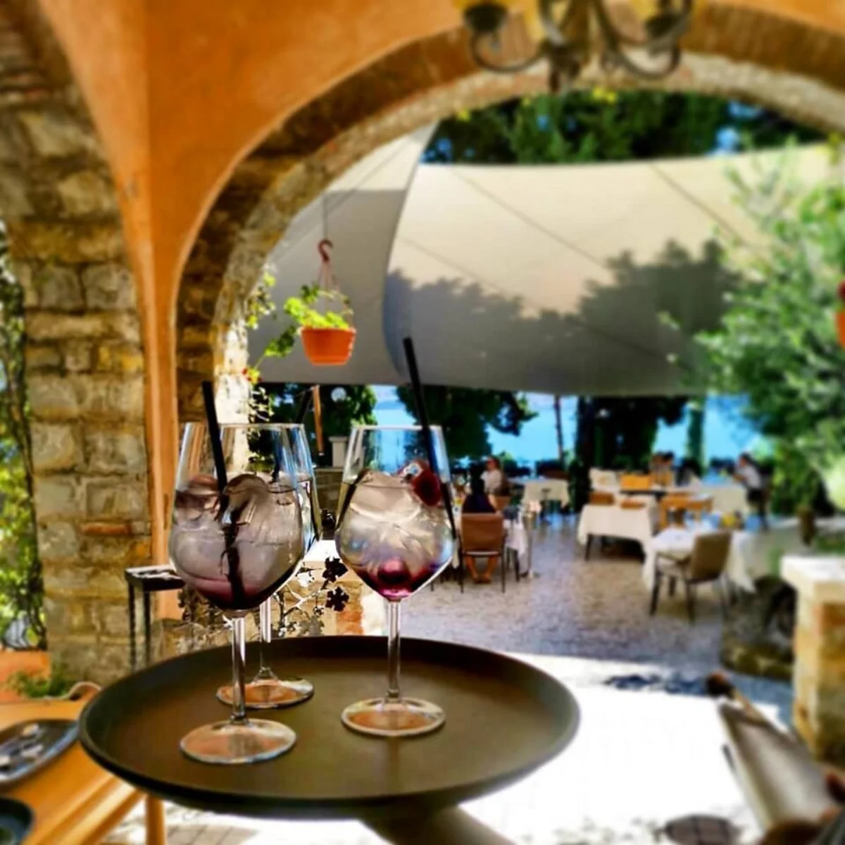 Aperitiv na terasi restavracije Villa Andor